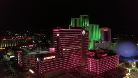 Das-Größte-Schild-Der-Kleinen-Stadt-Reno,-Nevada,-Betritt-Die-Reihe-Für-Eldorado-Casinos-Und-Unterhaltsame-Zeiten-Des-Glücksspiels-12