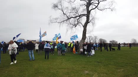 Activista-Escocés-Escuchando-Oradores-En-Verde-Glasgow