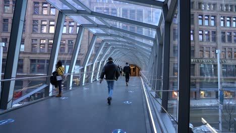 Moderne-Städtische-Indoor-Gehbrücke-Von-Gebäude-Zu-Gebäude-Während-Der-Covid-19-Pandemie-Mit-Maskierten-Menschen-Und-Sozialer-Distanzierung-–-Vgl.-Toronto-Eaton-Center