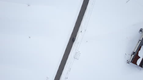 Geländewagen-Parkt-An-Der-Norwegischen-Landstraße-Im-Norden-Norwegens,-Vogelperspektive-Aufsteigender-Drohnenschuss
