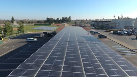 Drohne-Fliegt-über-Solarpaneele,-Die-Parkplätze-Bedecken