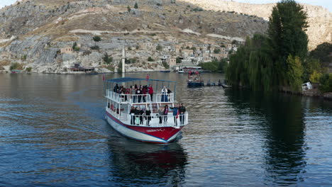 Luftaufnahme-Von-Menschen,-Die-Spaß-Haben-Und-Auf-Einer-Fähre-Feiern,-Die-Auf-Dem-Fluss-Euphrat-In-Der-Nähe-Von-Halfeti-In-Der-Türkei-Fährt