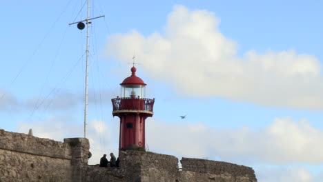 Der-Leuchtturm-Santa-Catarina-Ist-Ein-Alter-Portugiesischer-Leuchtturm,-Der-Sich-Innerhalb-Der-Gleichnamigen-Festung-Befindet