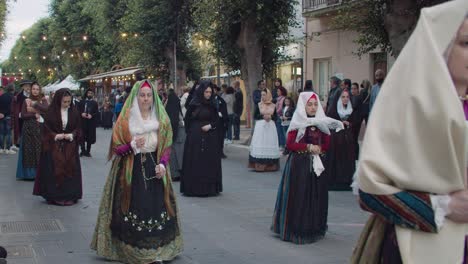 Mujeres-Con-Bufandas-En-Festa-Di-S