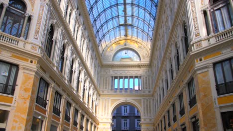 Interior-De-Galleria-Umberto-I,-Galería-Comercial-Pública-En-Nápoles,-Italia---Primer-Plano