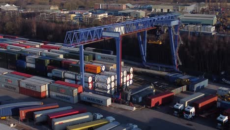 Versandcontainer-Kranlift,-Der-Schwere-Fracht-Exportkistencontainer-In-Der-Luftaufnahme-Der-Werft-Entlädt