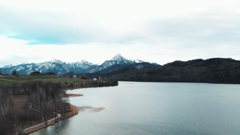 Drone-shot-of-Weissensee-winter-lake,-near-Fussen,-Germany-and-the-Austrian-border