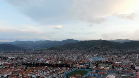 Panoramablick-über-Die-Stadt-Cusco-Und-Die-Stadien-In-Peru-–-Drohnenaufnahme-Aus-Der-Luft