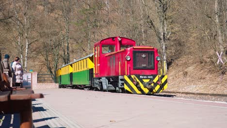 Der-Szilvásvárad-Zug-Erreicht-Den-Bahnhof