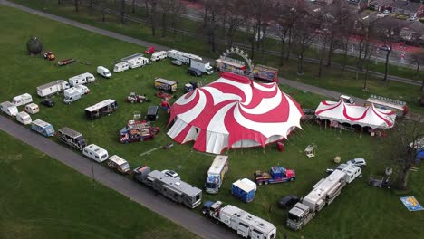 Planet-Circus-Temerario-Entretenimiento-Colorido-Remolino-Carpa-Y-Remolque-De-Caravana-Anillo-Vista-Aérea-Seguimiento-Empujar-Hacia-La-Izquierda