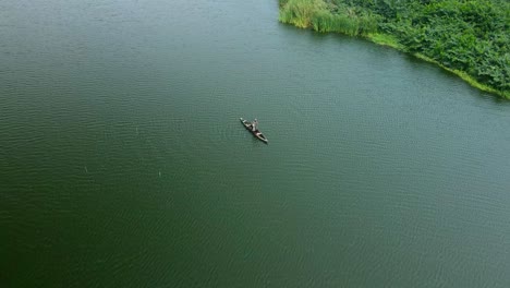 Victoria-Island-Lagos,-Nigeria---15.-März-2022:-Drohnenansicht-Eines-Fischers-Auf-Einem-Fischerboot-In-Kuramo-gewässern