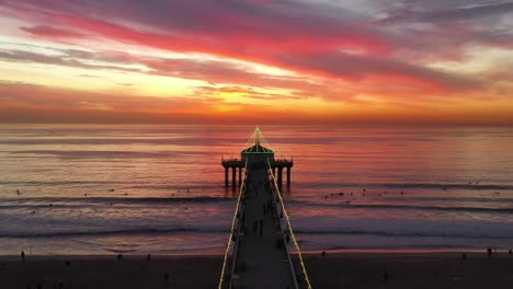 Manhattan-Beach-Pier-Against-Dramatic-Sunset-Horizon-In-California,-United-States