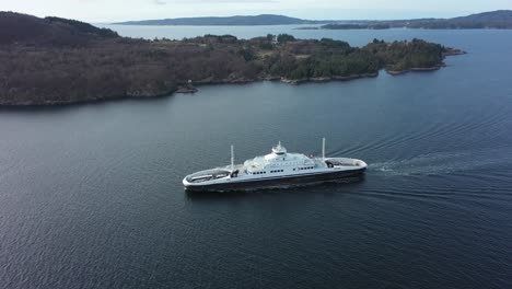 Antena-Siguiendo-El-Lado-De-Los-Barcos-Del-Ferry-Flatoy-Que-Transporta-Automóviles-Entre-Halhjem-Y-Sandvikvaag-A-Lo-Largo-De-La-Carretera-E39-En-Noruega---Ferry-Alimentado-Por-Batería-Y-Gas-Natural-Licuado-En-Marcha-Hacia-Sandvikvag