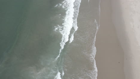 Luftaufnahmen,-Während-Wellen-An-Der-Küste-Von-Santa-Monica-Zusammenbrechen
