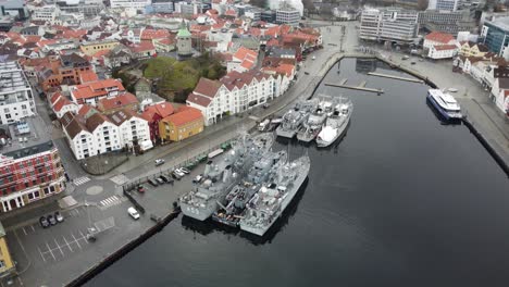 Seis-Buques-De-Guerra-De-La-OTAN-Junto-A-Stavanger,-Noruega,-Preparándose-Para-El-Próximo-Viaje