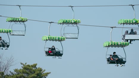 Experiencing-Sky-Lift-At-Seoul-Grand-Park-In-Gwacheon,-South-Korea