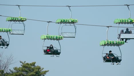 Experimentar-El-Teleférico-En-El-Gran-Parque-De-Seúl-En-Gwacheon,-Corea-Del-Sur