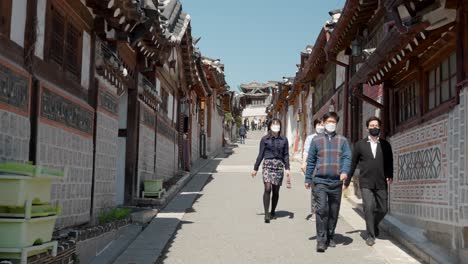 Menschen-In-Masken-Während-Des-Covid-19-Ausbruchs,-Die-Im-Dorf-Bukchon-Hanok-In-Seoul,-Südkorea,-Spazieren-Gehen