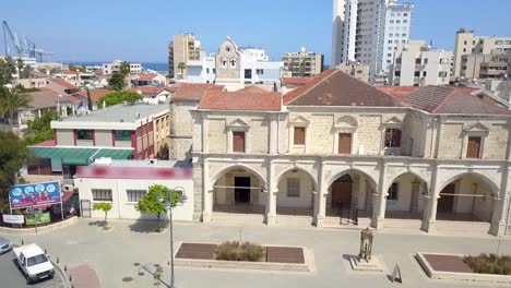 Schieber-Kurz-Vor-Der-Historischen-Katholischen-Kirche-St.-Joseph,-Stadt-Larnaca,-Zypern