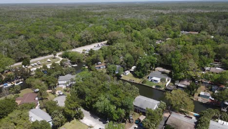 Luftaufnahme-Der-Wälder-Außerhalb-Von-Weeki-Wachee,-Grundstücke-Am-Kanalufer-Von-Florida