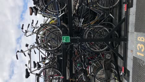 Fahrradabstellplätze-In-Der-Nähe-Von-Amsterdam,-Dem-Hauptbahnhof-Und-Dem-Fluss-Amstel