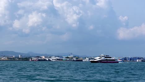 In-Diesem-Anschaulichen-Zeitlupenvideo-Bereitet-Sich-Ein-Interislandisches-Schnellboot-Auf-Das-Andocken-Am-Inländischen-Seehafen-Von-Cebu-City-Vor