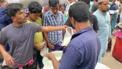 Los-Vendedores-Ambulantes-Venden,-Mattha-En-El-Mercado-Iftar-En-Dhaka,-Bangladesh