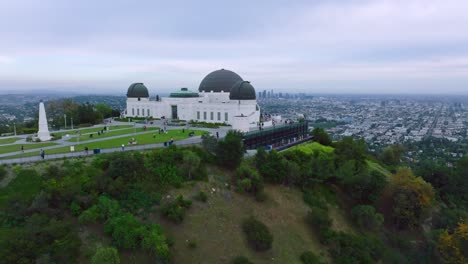 Toma-Aérea-Del-Observatorio-Griffith-Y-El-Hermoso-Horizonte-Nebuloso-De-Los-Angeles-Por-Delante