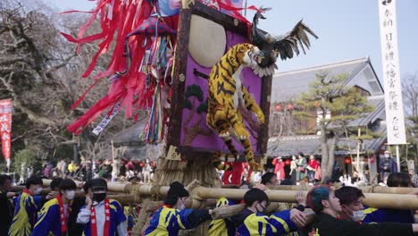 Desfile-Del-Festival-Sagicho-Matsuri,-Lugareños-Que-Llevan-Una-Carroza-Pesada