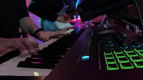 Keyboard-Und-Gitarre-Spielen-Musik