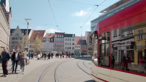 Öffentliche-Verkehrsmittel-Auf-Einem-Platz-In-Der-Innenstadt-Von-Erfurt