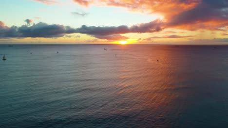 Travel-Destination-Waikiki-Beach-Sunset-In-Honolulu,-Hawaii