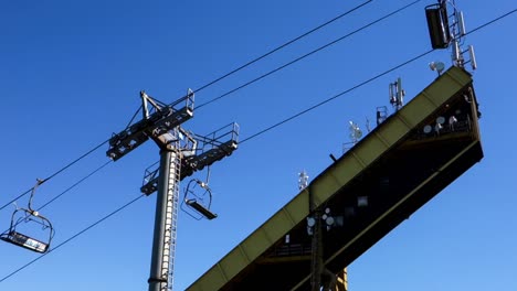 Alte-Seilbahn-Mit-Leeren-Plätzen-In-Harrachov,-Tschechien-Im-Sommer