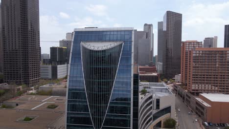 Vista-Aérea-Con-Vistas-Al-Museo-De-Arte-De-Dallas-Y-Calles-Tranquilas-En-Medio-De-Rascacielos-En-El-Centro-De-Dallas,-Soleado,-Día-De-Primavera-En-Texas,-Ee.uu.---Seguimiento,-Tiro-Con-Drones