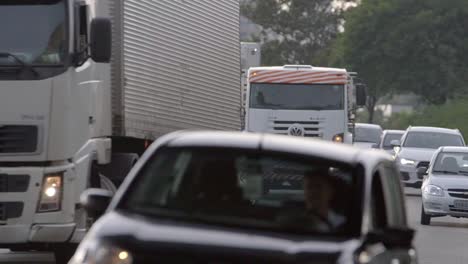 Toma-Estática-De-Tráfico-Pesado-En-La-Avenida-De-La-Ciudad-De-Sao-Paulo,-Brasil