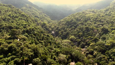 Cascada-De-Yelapa-En-Medio-Del-Paisaje-Montañoso-De-La-Selva-Tropical-En-Jalisco,-México