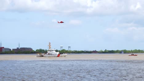 Küstenwache-Der-Vereinigten-Staaten,-Die-Manöver-Am-Mississippi-In-New-Orleans-Durchführt
