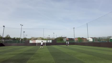 Teamkollegen-Joggen-Vor-Dem-Spiel-Auf-Dem-Fußballplatz-Um-Tore-Am-17.-April-2022