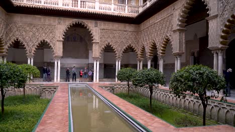 Pan-Dentro-Del-Patio-Del-Alcazar-En-Sevilla-Con-Turistas