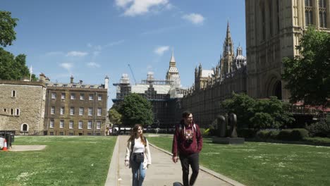 Tourist-Couple-Walking-Along-Path-At-Abingdon-Street-Gardens-In-Westminster-On-Sunny-Day,-27-May-2022