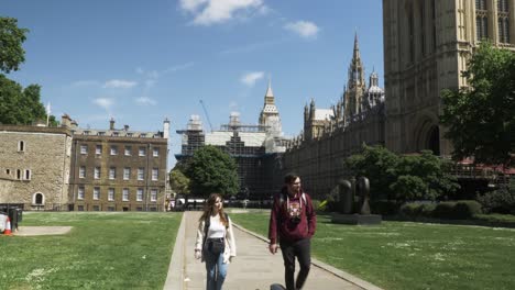 Touristenpaar-Geht-An-Einem-Sonnigen-Tag,-Dem-27.-Mai-2022,-Den-Weg-In-Den-Abingdon-Street-Gardens-In-Westminster-Entlang