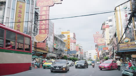 Bangkok-Chinatown,-Bangkok-Ocupado-Durante-El-Día,-Autobuses,-Taxis-Y-Automóviles-Que-Pasan-Por-La-Calle-Yaowarat