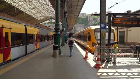Züge-Am-Bahnhof-Sao-Bento-Auf-Der-Eisenbahn-An-Einem-Sonnigen,-Hellen-Tag