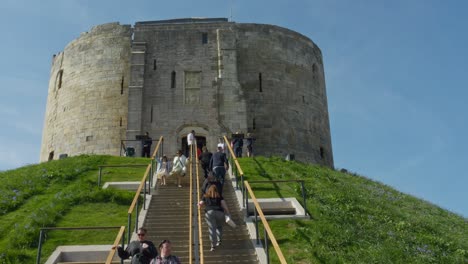 Touristen-Steigen-An-Einem-Strahlend-Schönen-Tag-In-England-Die-Treppe-Zum-Neu-Renovierten-Cliffords-Tower-Castle-Museum-York-Hinauf