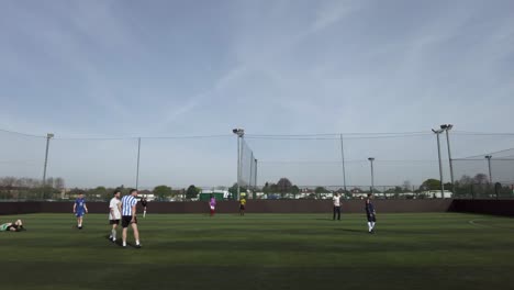 Sonntagsligaspieler-Wärmen-Sich-Am-17.-April-2022-Auf-Dem-Fußballplatz-Bei-Toren-Auf