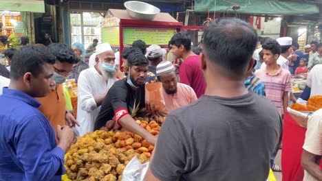 Vida-Cotidiana-Del-Mercado-Local-De-Bangladesh-Con-Muchos-Compradores-Y-Cocina-En-La-Calle