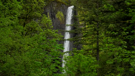 Cataratas-Latourell-En-El-Desfiladero-Del-Río-Columbia,-Oregon