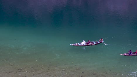 Traditionelles-Holzboot,-Das-Aus-Verschiedenen-Blickwinkeln-Auf-Dem-Klaren-Wasser-Des-Flusses-Fährt.-Das-Video-Wurde-Am-7.-März-2022-Am-Umtong-River-Dawki-Meghalaya-In-Indien-Aufgenommen