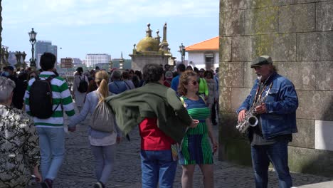 Multitud-De-Turistas-En-Terreiro-Da-Sé-Durante-El-Fin-De-Semana-Largo-De-Pascua,-Porto,-Portugal