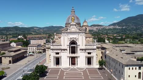 Aerial-shot-of-a-church-in-Italy-at-daytime,-descending-view